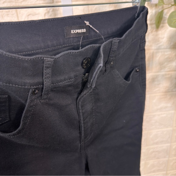 Express Midrise Distressed Skinny. Size 2R - Picture 8 of 12